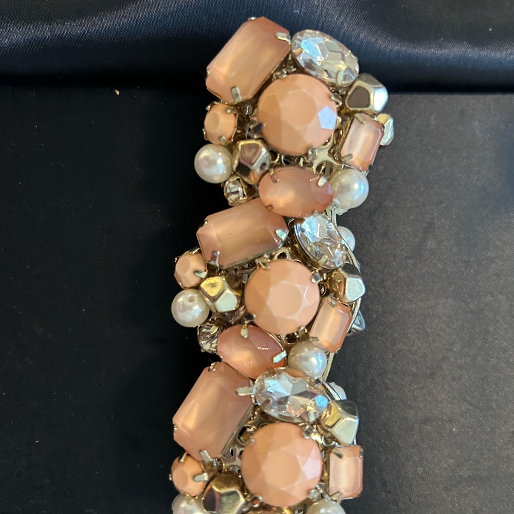 Elasticize pink bracelet with stones, original and unique.